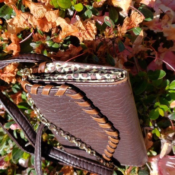 UNDER ONE SKY Crossbody with chain strap detail. cheetah print lining - Picture 3 of 13